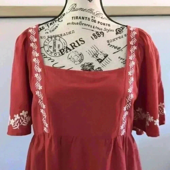 OLD NAVY | Women's Red/White Flutter Sleeved Smocked Embroidered Swing Top - Picture 4 of 8